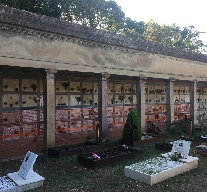 Cimitero nel degrado: «Così è una vergogna» 