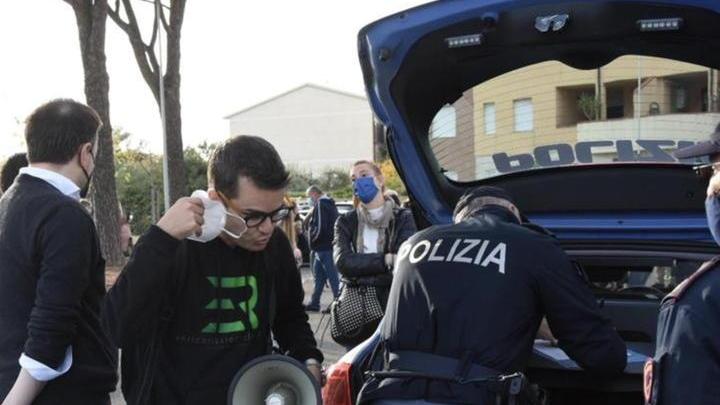 Casa-zoo, iniziata la pulizia Un manifestante sale sul tetto