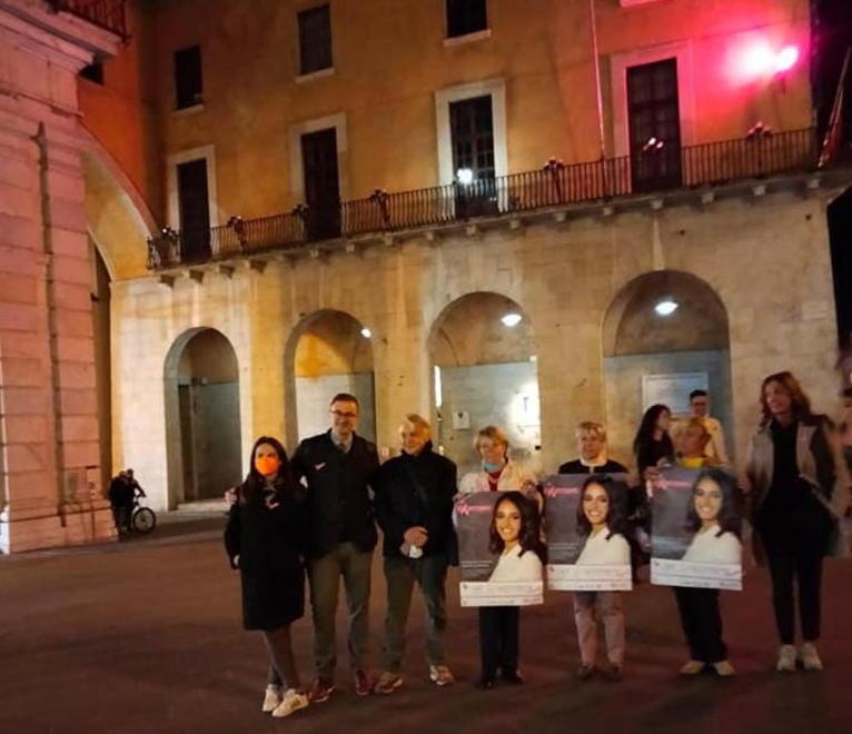 Logge di Banchi illuminate di rosa, pensiero speciale a Gianna Gambaccini