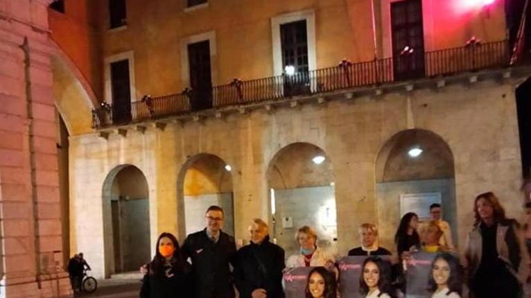 Logge di Banchi illuminate di rosa, pensiero speciale a Gianna Gambaccini