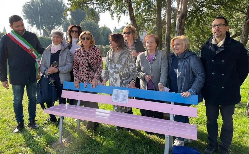 Prevenzione dei tumori al seno inaugurata la panchina rosa 