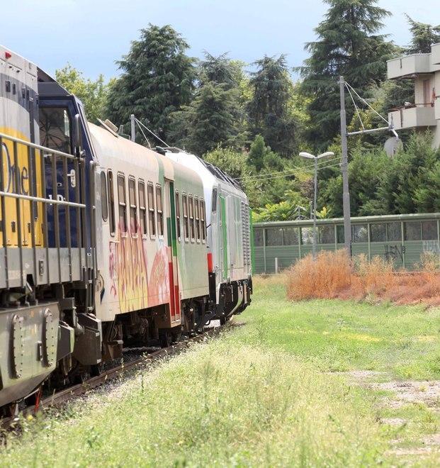 Residenti esasperati «Smog e inquinamento ma i treni restano lì» 