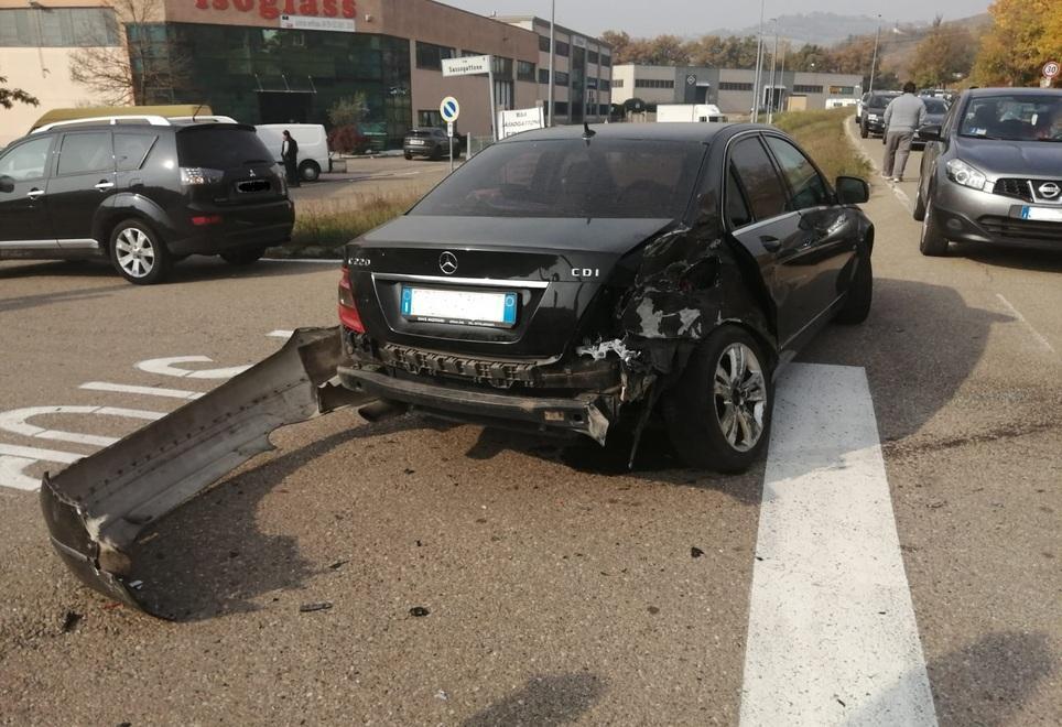 Violento impatto con un’auto Grave motociclista di 52 anni 