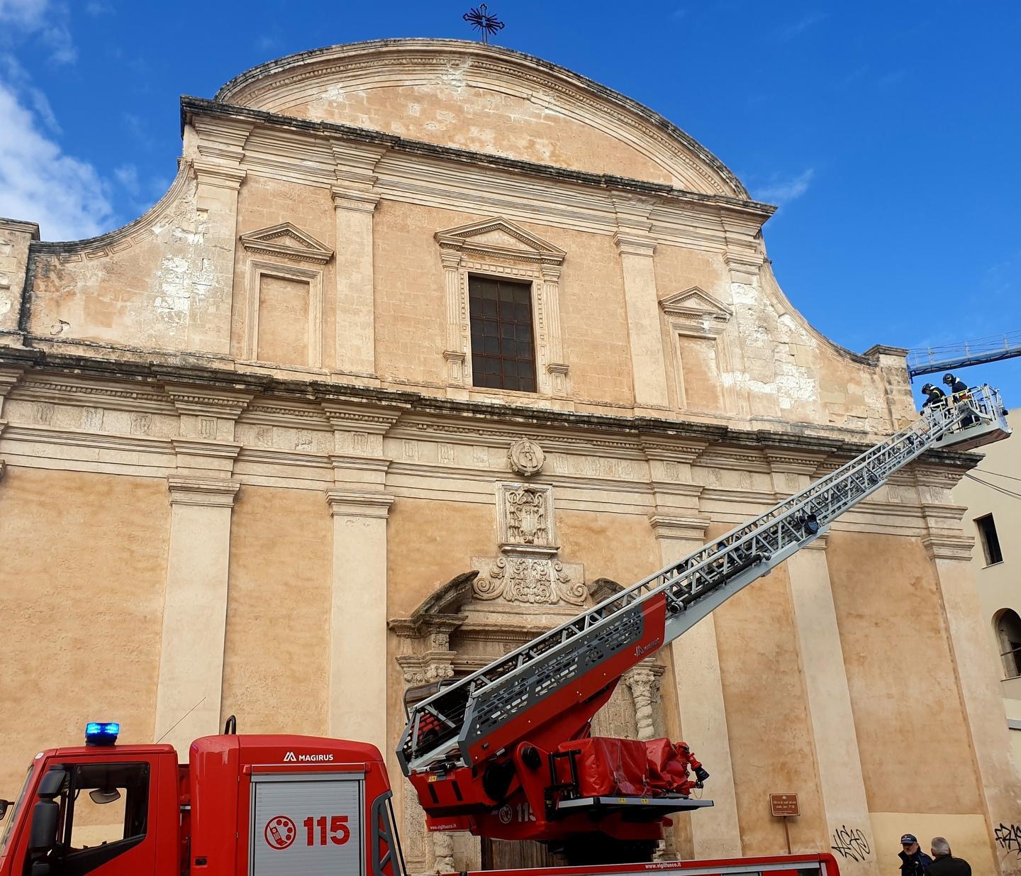 Lastra pericolante nella facciata intervengono i vigili del fuoco