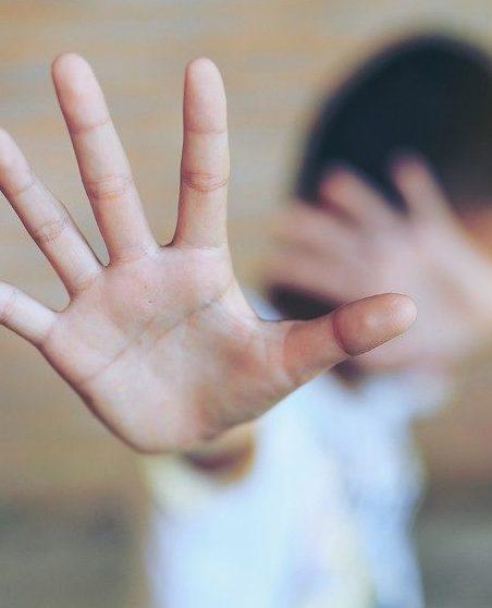 «Mi ha violentato», figlio fa condannare il padre 