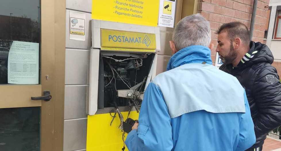 Castelvetro. In tre fanno esplodere il bancomat La banda se ne va con 40mila euro 