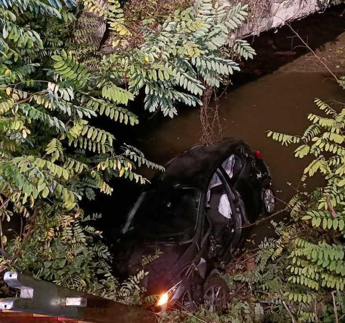 Modena. Con l’auto nel torrente Tiepido Salvati dai vigili del fuoco 
