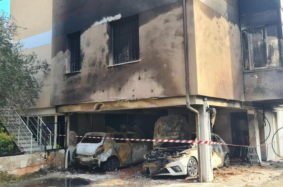 Le auto bruciate (foto Stefanini/Silvi)