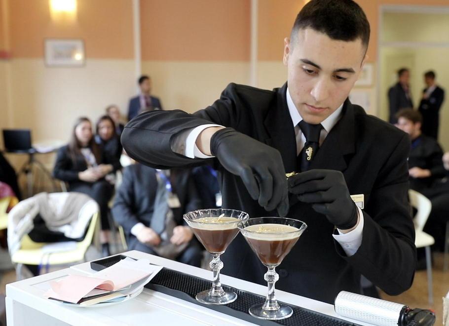 Uno studente dell’istituto alberghiero Martini impegnato in un contest (Foto d’archivio)