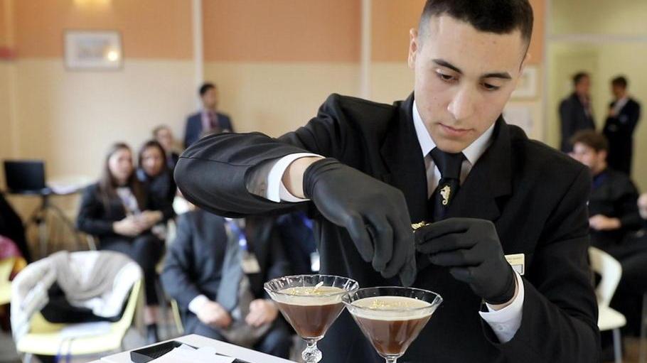 Uno studente dell’istituto alberghiero Martini impegnato in un contest (Foto d’archivio)