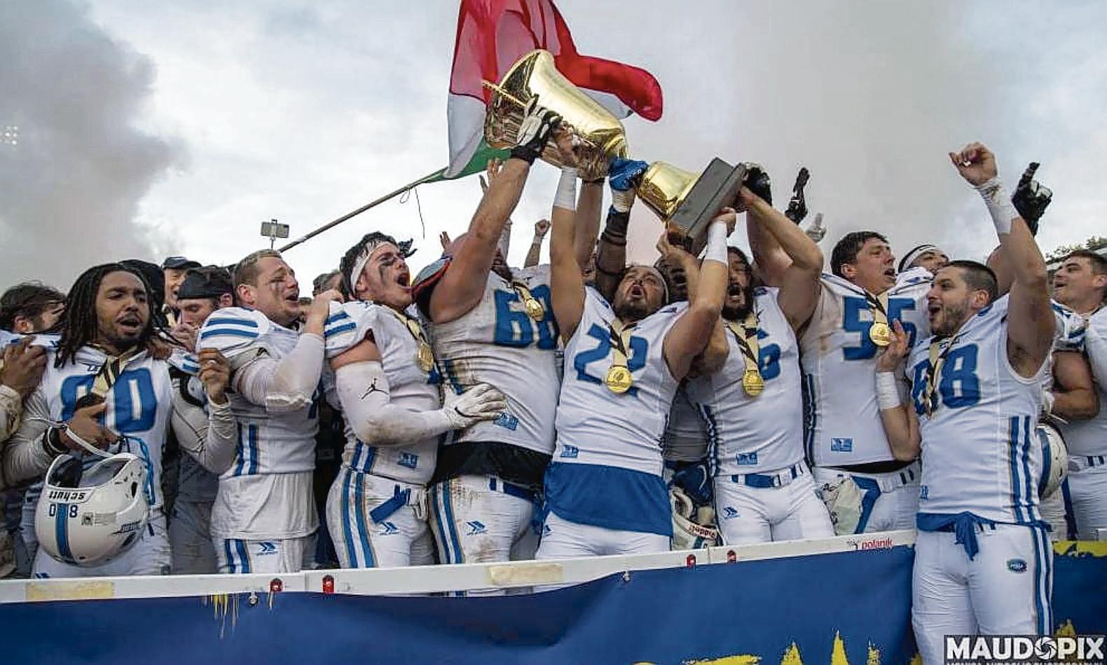 L’Italia alza la coppa di campione d’Europa nel football americano (foto Fidaf-Maudopix)