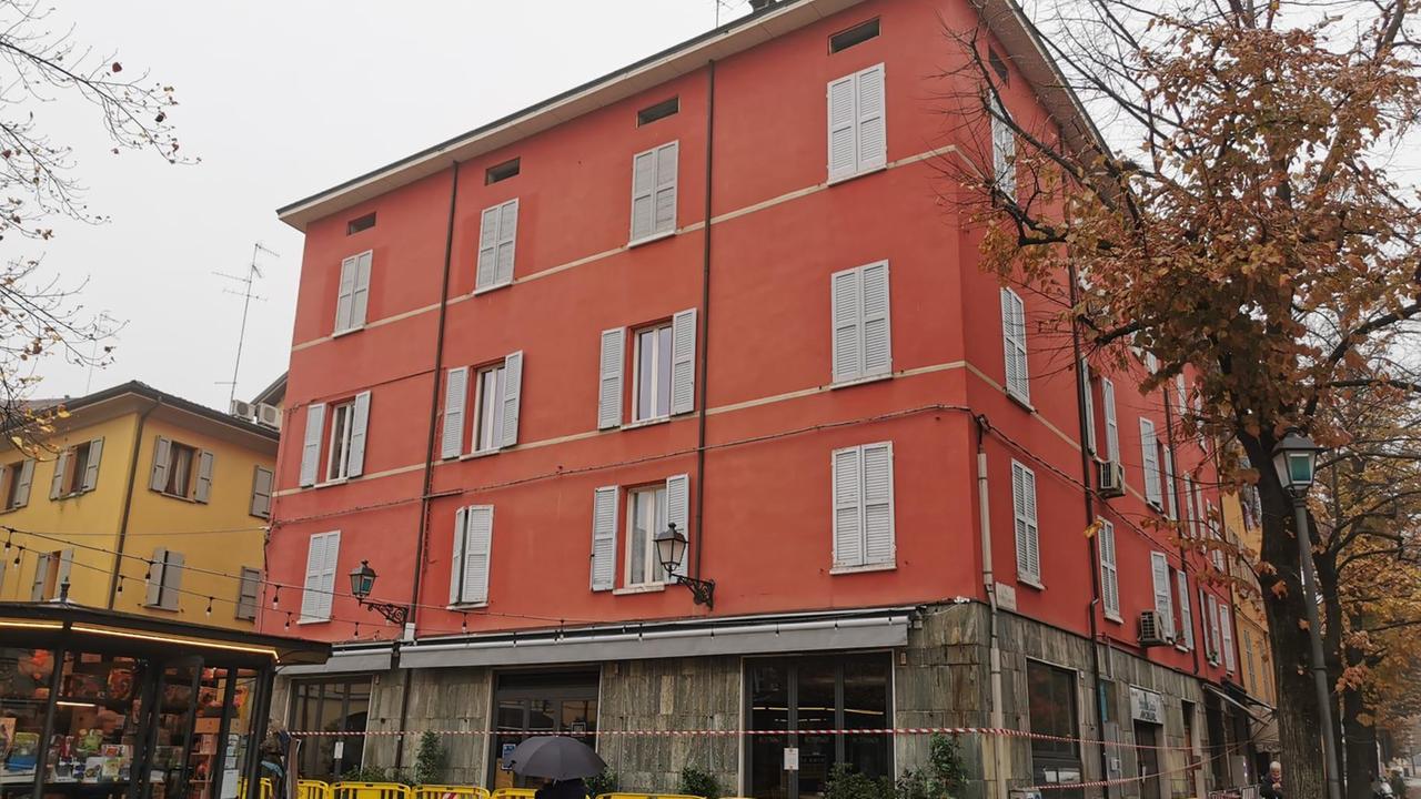 Cede una trave portante, evacuato un palazzo del centro storico: otto famiglie fuori casa, chiuse tutte le attività