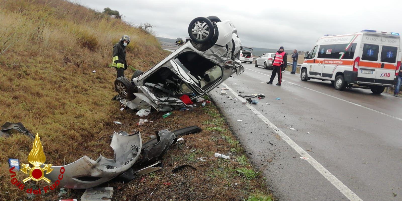 Ploaghe, auto si ribalta sulla statale 672: ferito il conducente
