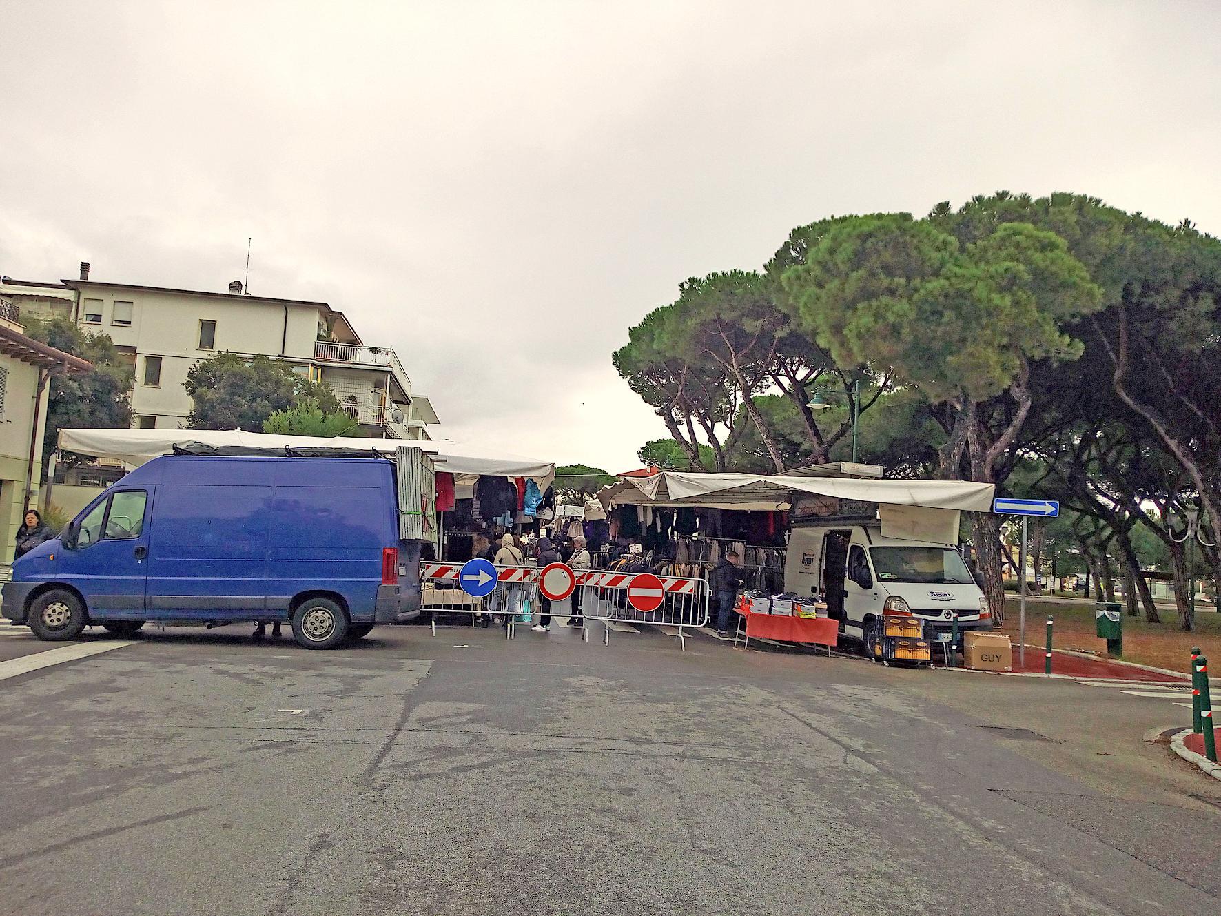 Mercato a Forte dei Marmi, traslocano 46 banchi: ecco dove saranno sistemati 