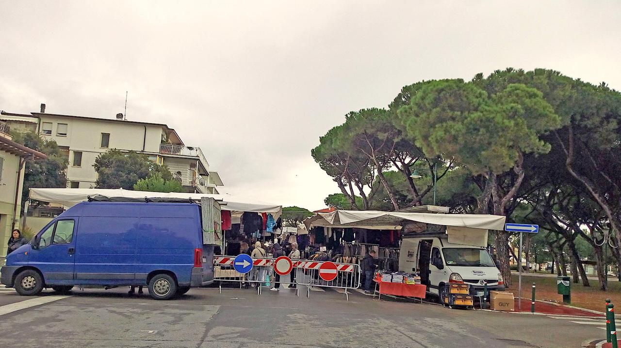 Mercato a Forte dei Marmi, traslocano 46 banchi: ecco dove saranno sistemati