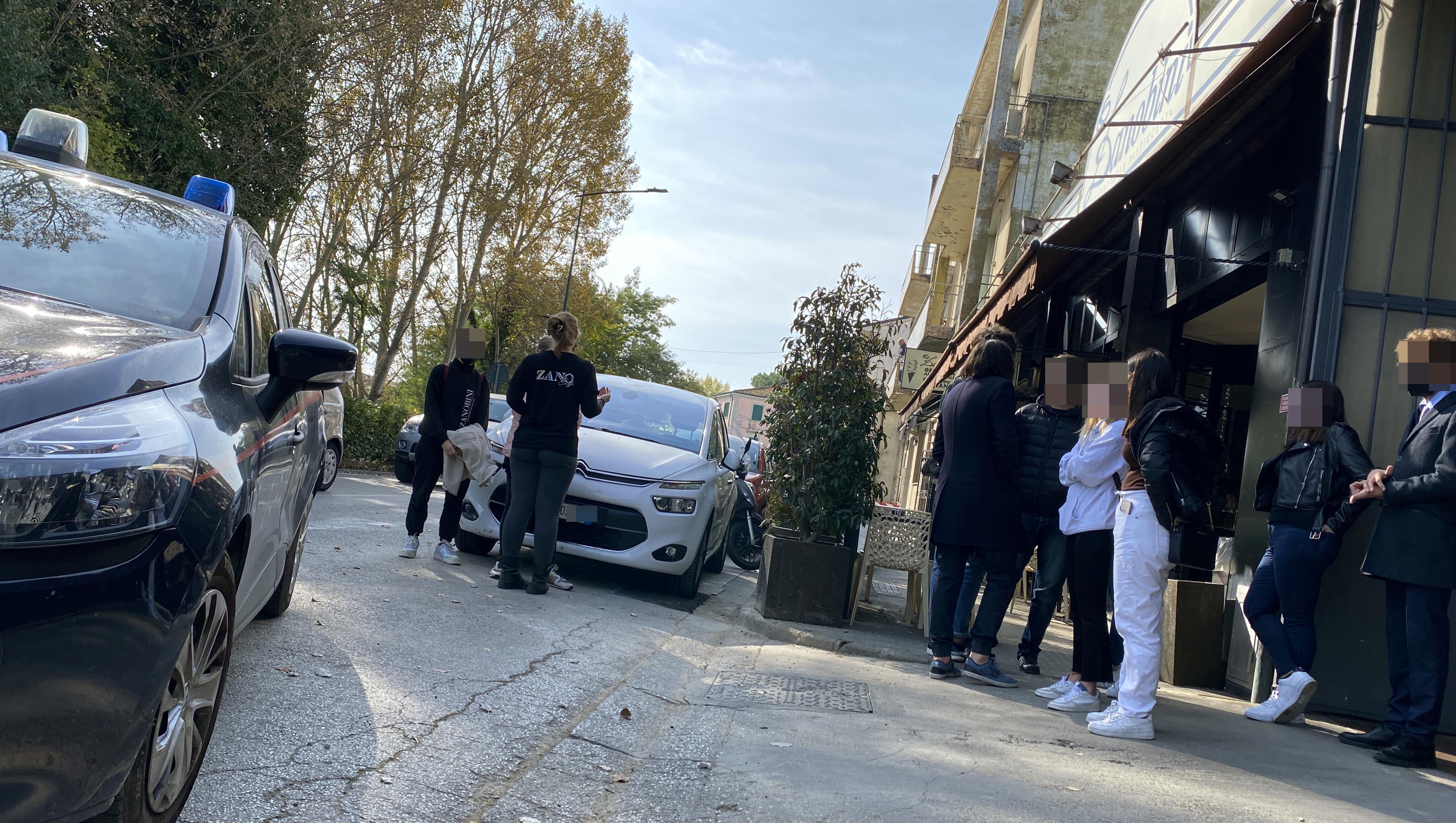 Scambiano il compleanno per un corteo no-vax e chiamano i carabinieri
