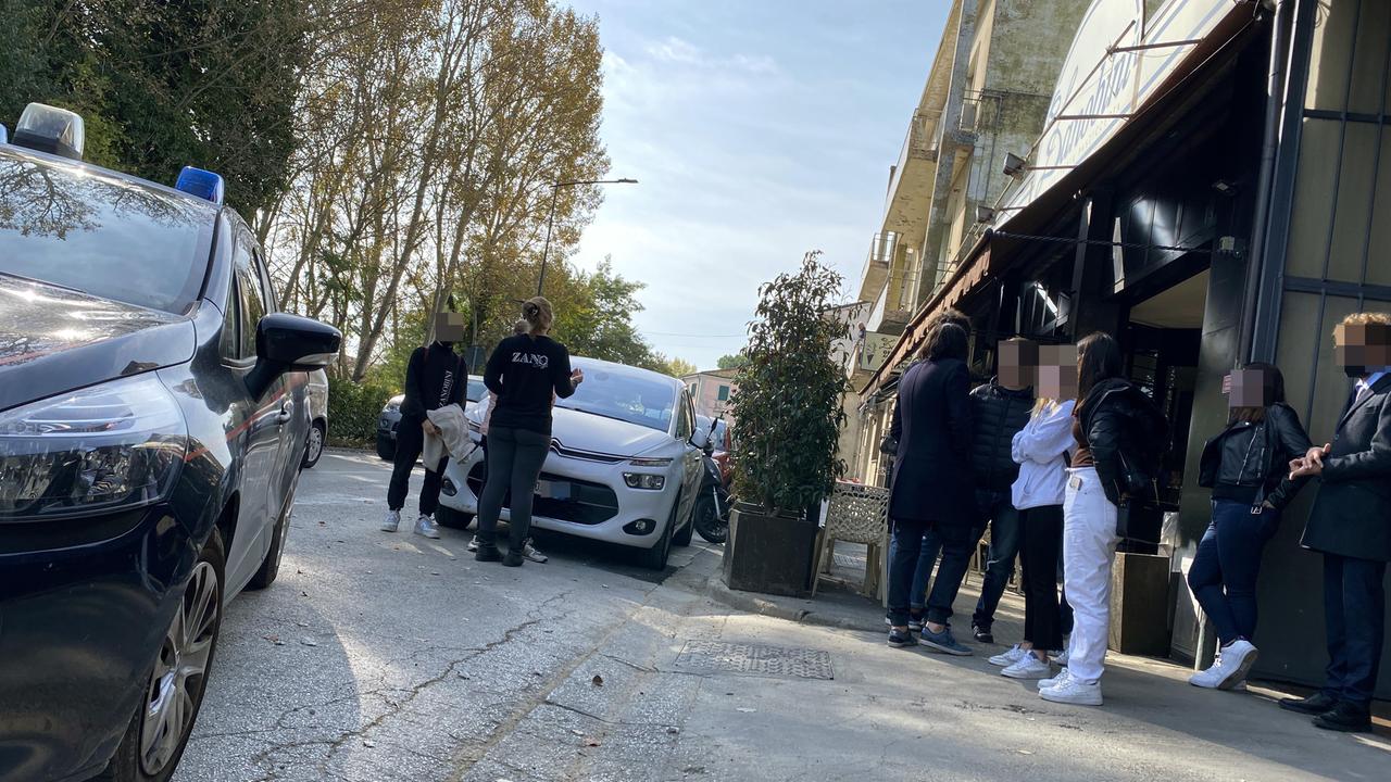 Scambiano il compleanno per un corteo no-vax e chiamano i carabinieri