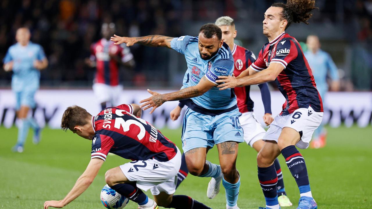 Joao Pedro cerca di farsi largo nella difesa bolognese