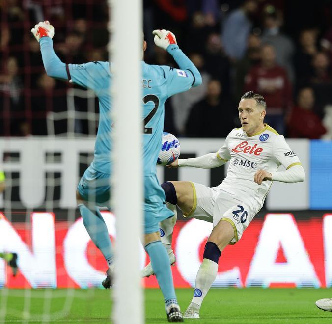 Il Napoli fatica ma torna a vincere Decide Zielinski, il sogno continua 