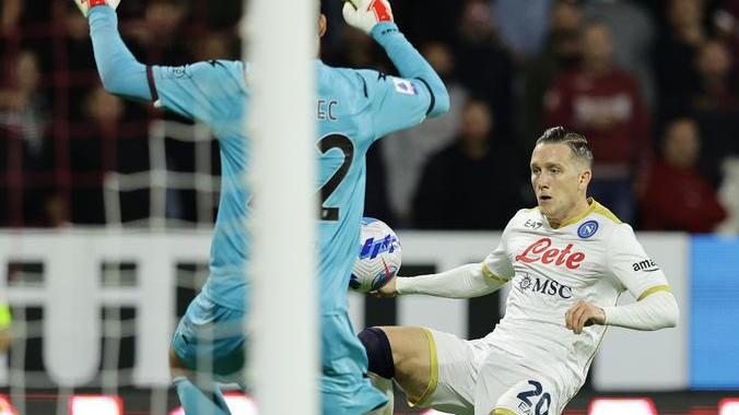 Il Napoli fatica ma torna a vincere Decide Zielinski, il sogno continua