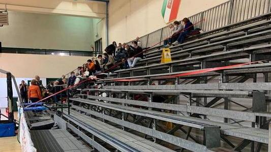 Piove dentro al PalaAustria Transennata metà tribuna