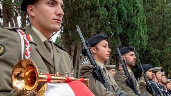 Caduti in guerra, picchetto d’onore dei Sassarini