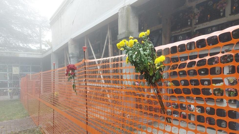 Serramazzoni. Loculi off limits al cimitero: i fiori vengono appesi alla rete