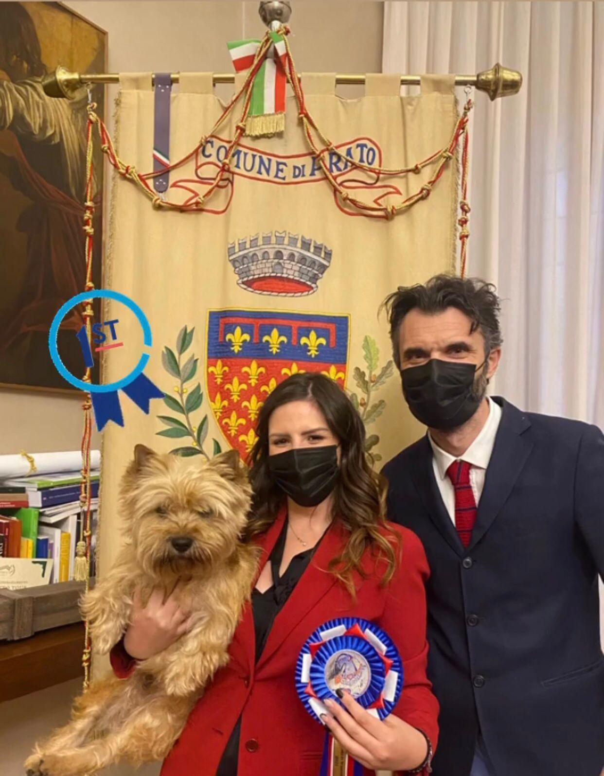 Il cane Glen insieme a Irene Cavallini e al sindaco Biffoni
