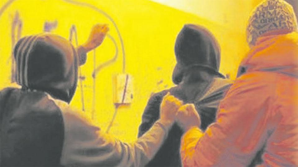 Trans aggredita sul treno da Montecatini ad Altopascio. «Volevano anche spegnermi una sigaretta sul viso»