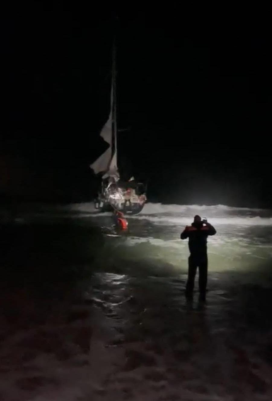 Barca incagliata nel mare di fronte al Parco della Sterpaia, in salvo le quattro persone a bordo