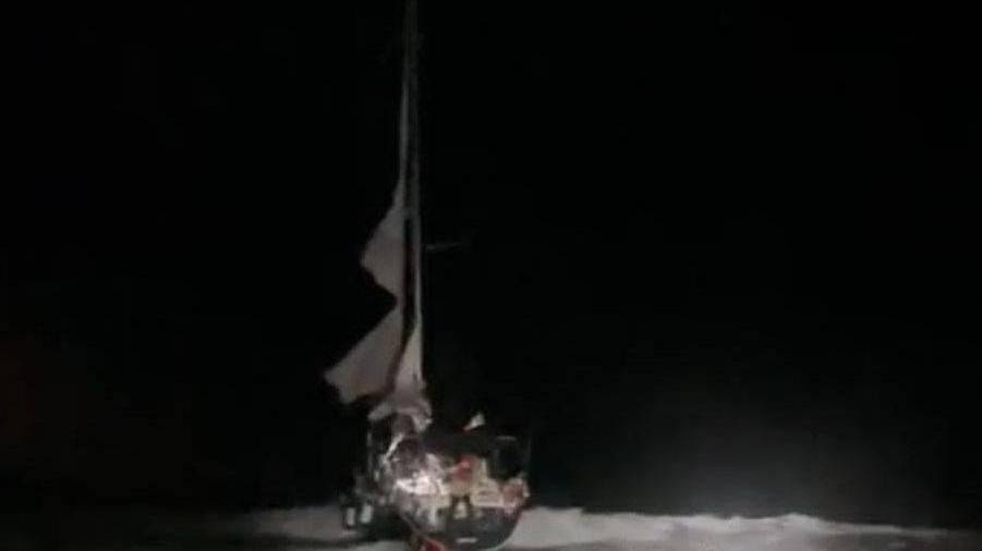 Barca incagliata nel mare di fronte al Parco della Sterpaia, in salvo le quattro persone a bordo