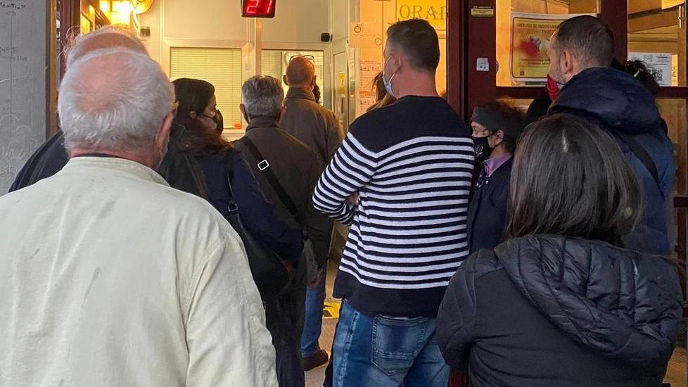 Nuovo servizio bus, a Viareggio code di mezz’ora per rinnovare gli abbonamenti