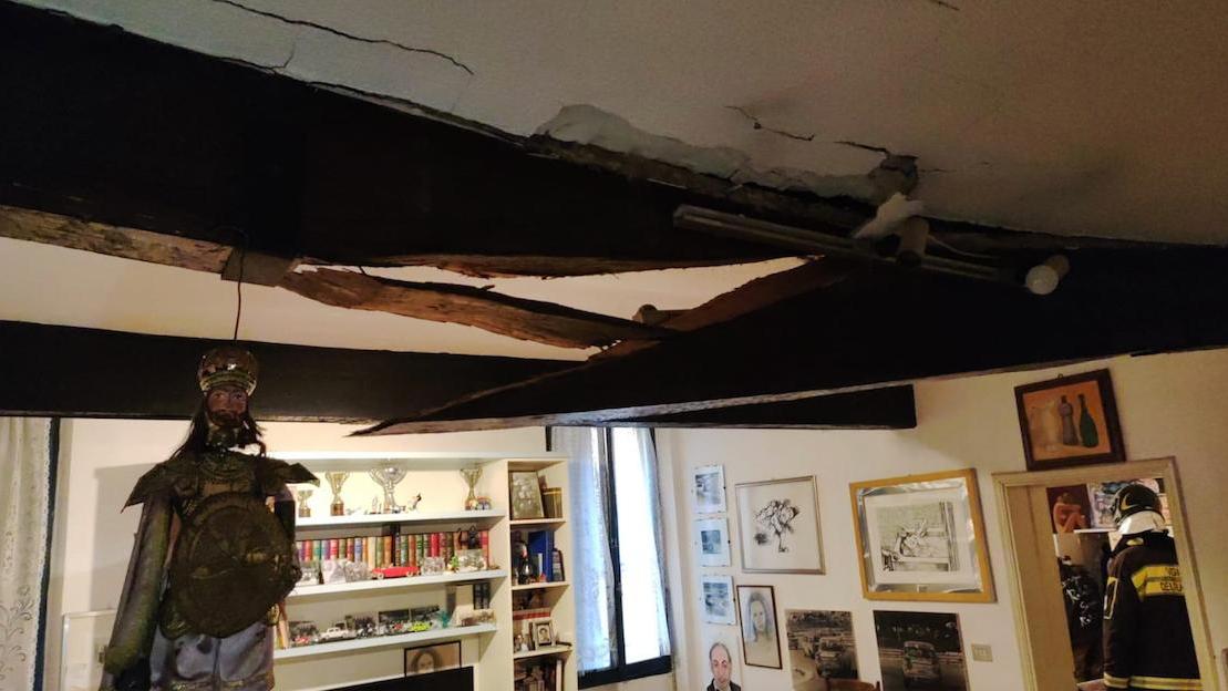 Palazzo evacuato in centro, i residenti tornano in casa per pochi minuti