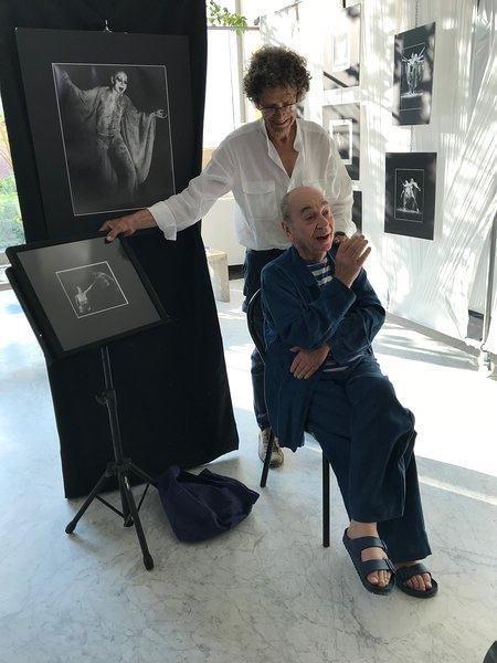 Renzo Belli in piedi con l’artista Lindsay Kemp