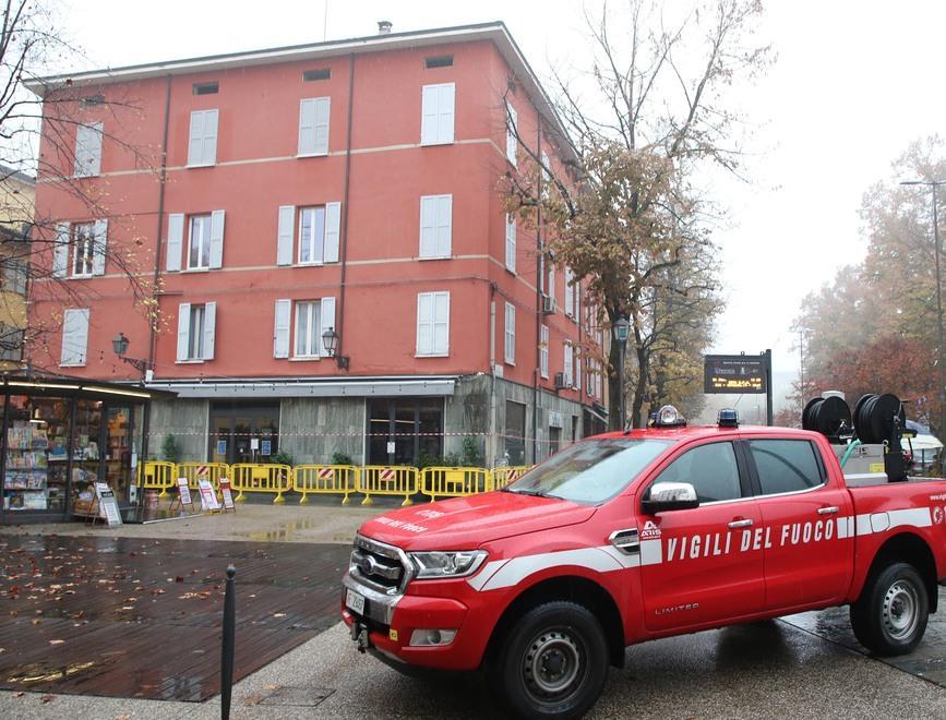 Reggio Emilia, trave portante si spezza nella notte. Evacuate 16 persone, fra loro due bambini 