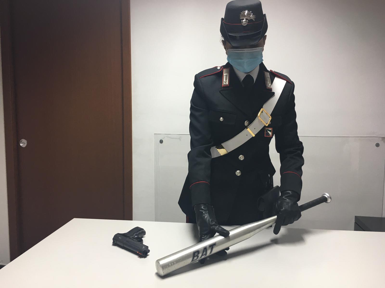 Casalgrande, esasperato dai petardi minaccia dei ragazzini con pistola e mazza da baseball