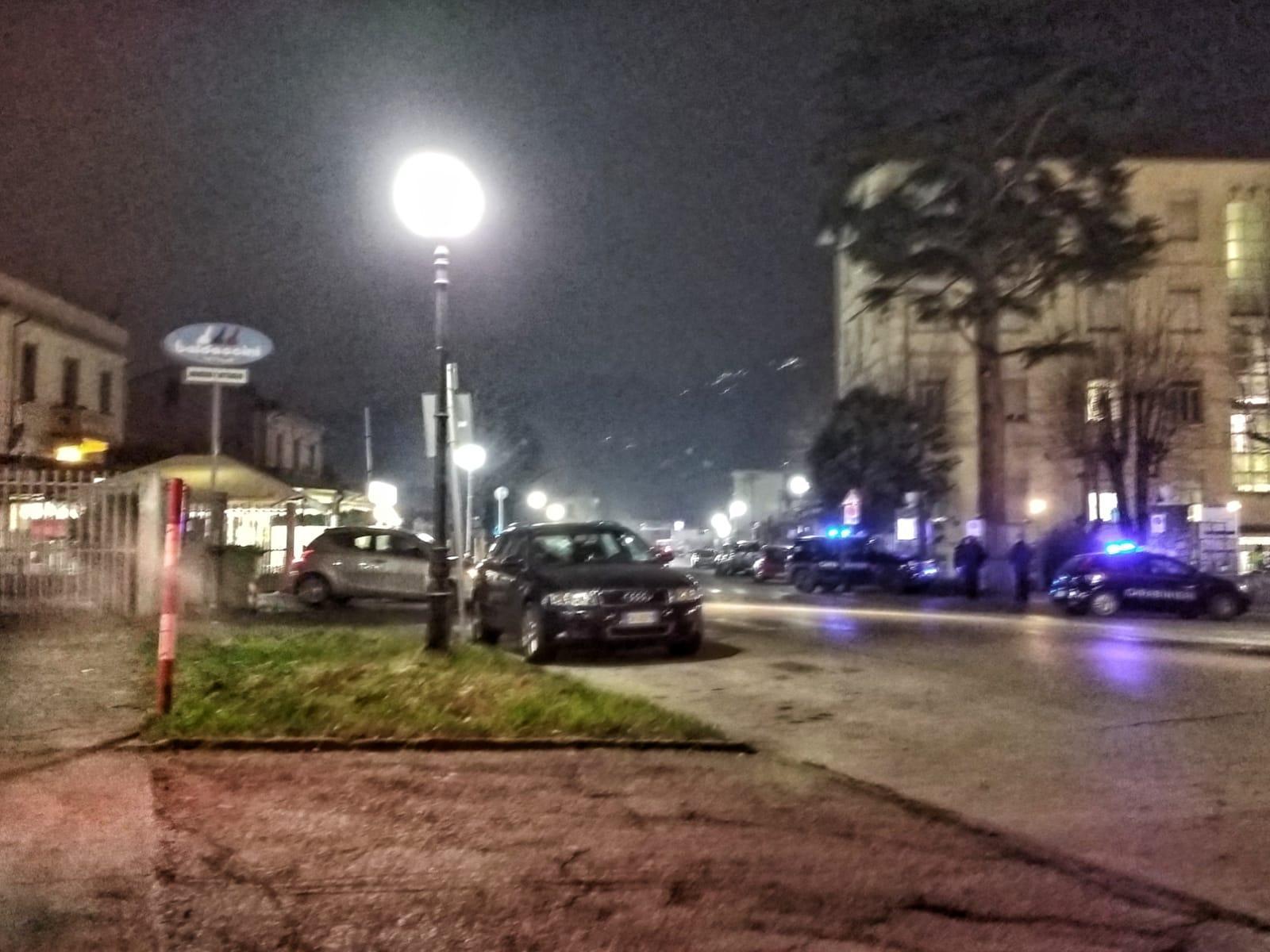 Rapinano una donna a Camaiore e picchiano il fidanzato, arrestato 33enne: "Doveva essere ai domiciliari"   