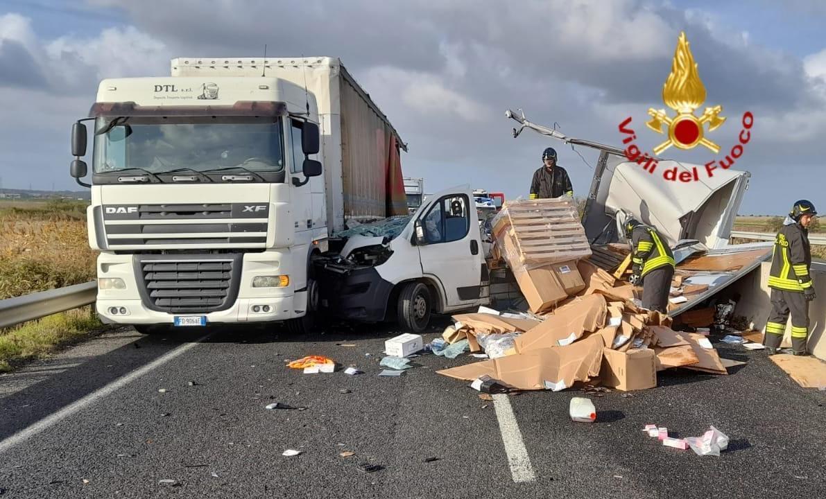 Schianto tra furgone e camion: chilometri di coda e Fi-Pi-Li chiusa e poi riaperta - Video 