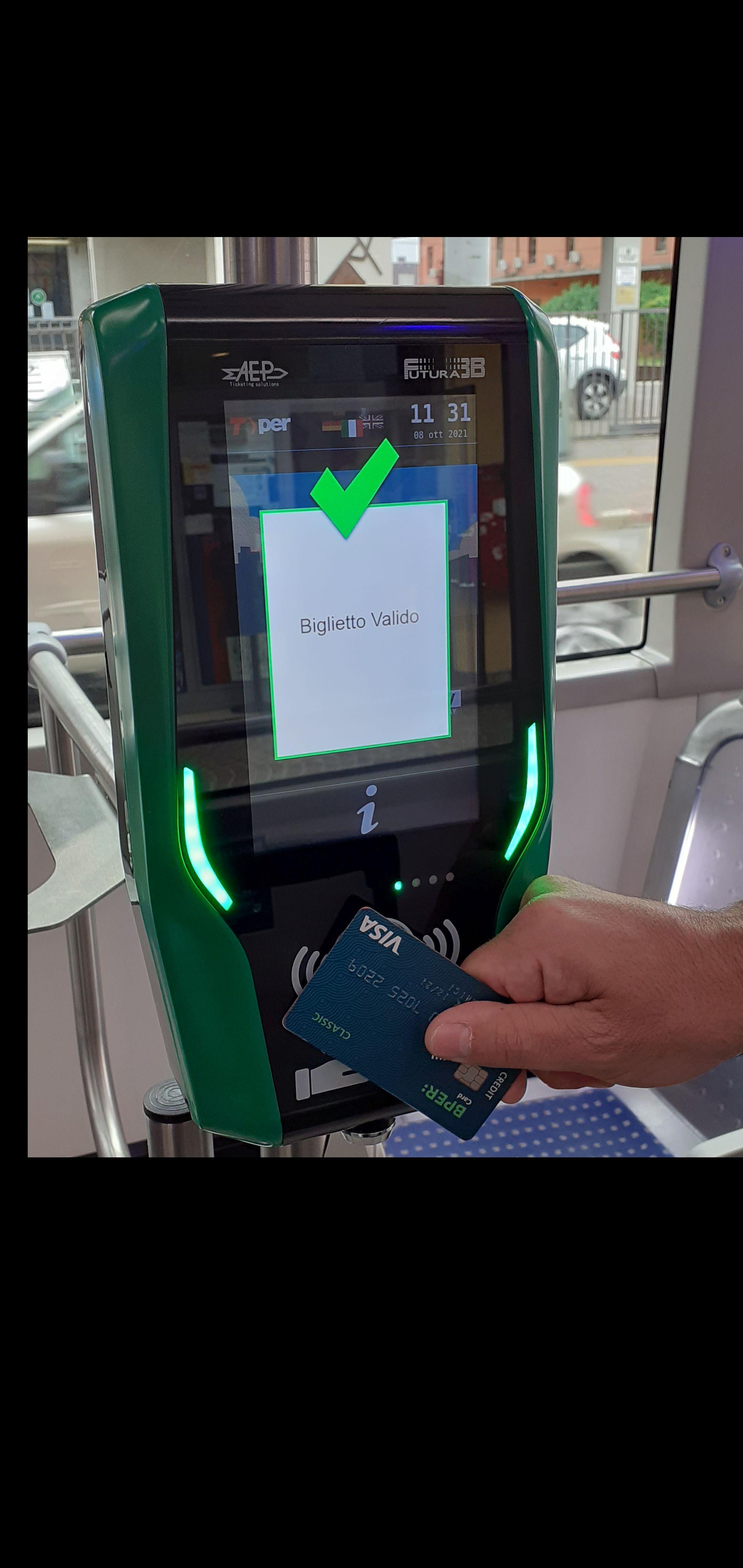L'acquisto di un biglietto bus con una carta contactless