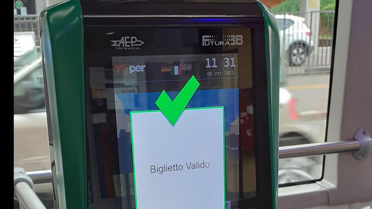 L'acquisto di un biglietto bus con una carta contactless