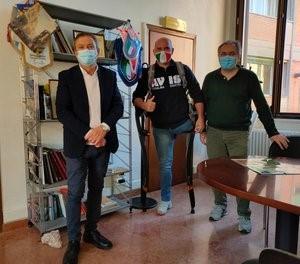 L'atleta paralimpico con l'assessore Maggi