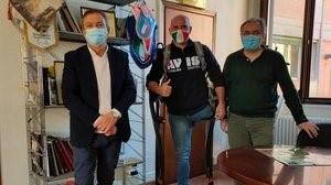 L'atleta paralimpico con l'assessore Maggi