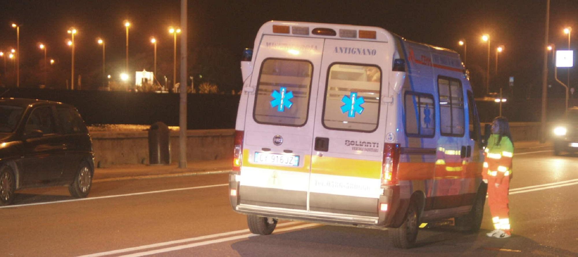 Un'ambulanza della Misericordia di Antignano ai Tre Ponti (foto d'archivio)