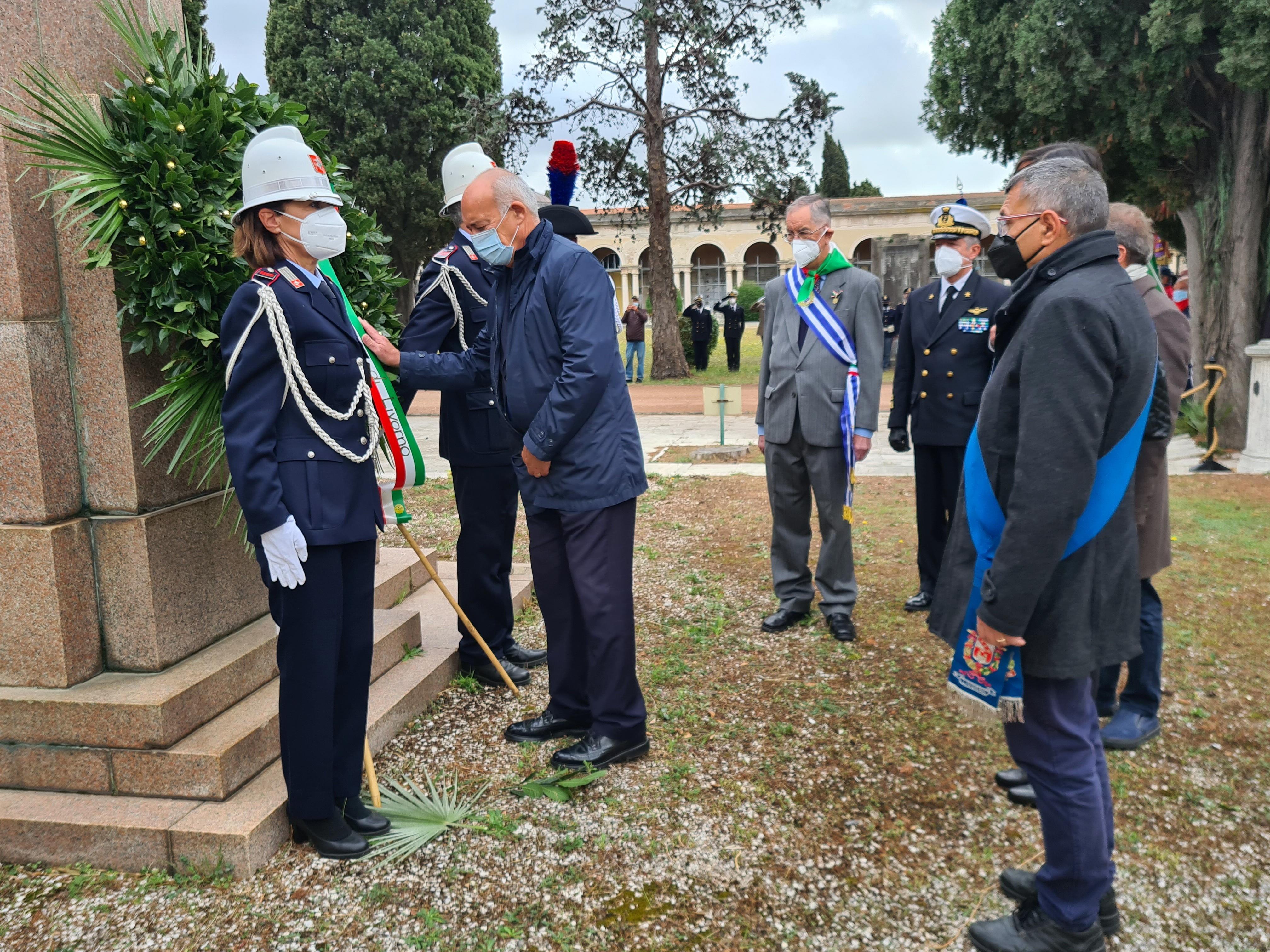 L'omaggio ai caduti di Paolo D'Attilio, prefetto di Livorno (foto Daniele Stefanini/Silvi)
