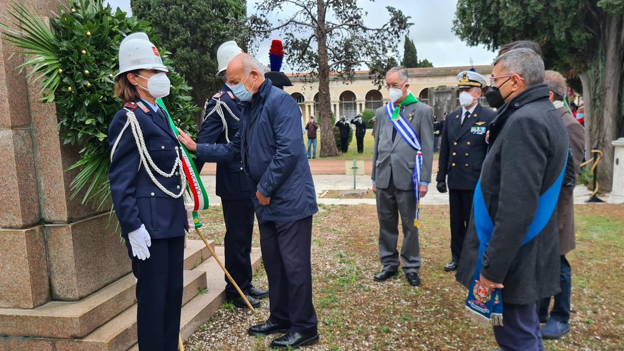 L'omaggio ai caduti di Paolo D'Attilio, prefetto di Livorno (foto Daniele Stefanini/Silvi)