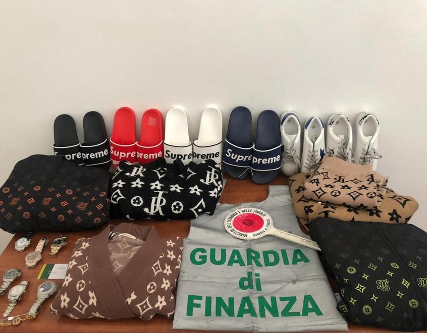 «Vendevano scarpe e abiti contraffatti». Maxi sequestro al Mercatone Happy di Viareggio 