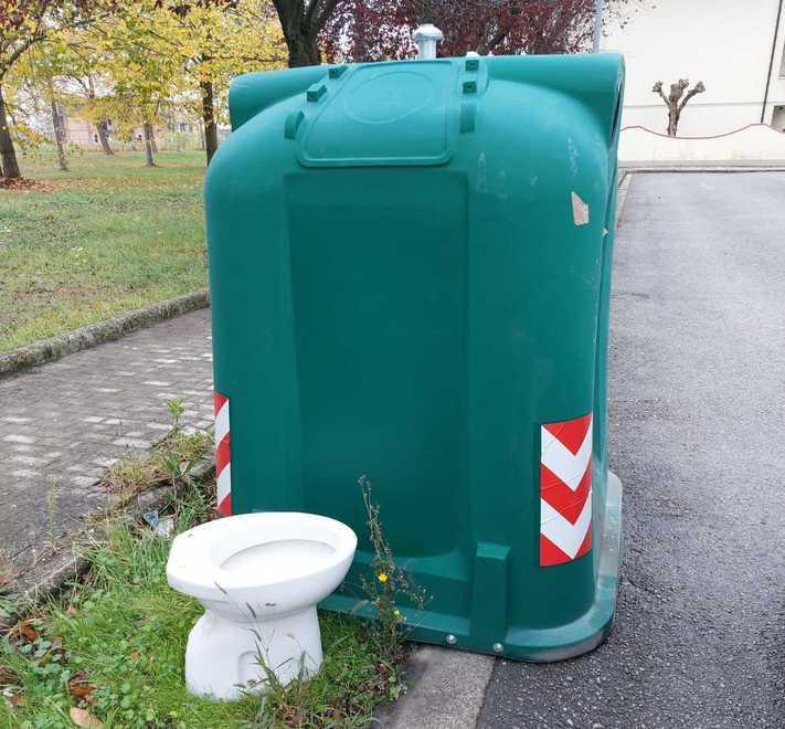 Vandalismi sulle auto e un wc abbandonato