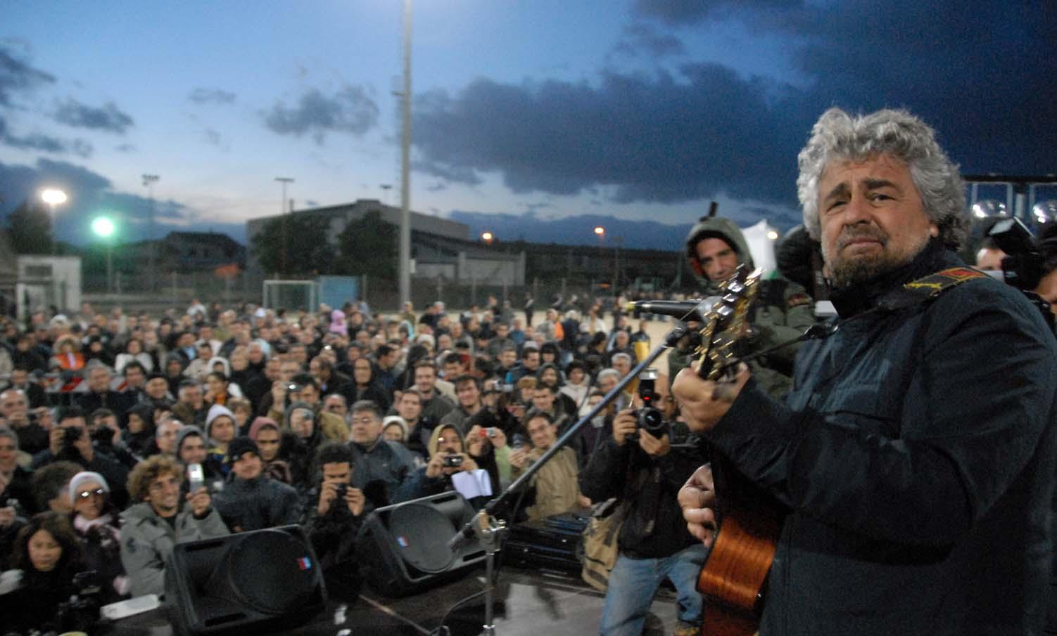 Beppe Grillo al campo sportivo di Decimoputzu il 9 novembre 2007