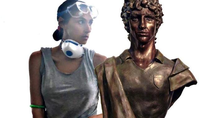 L'artista fiorentina Elisa Morucci ed il busto in bronzo di Paolo Rossi