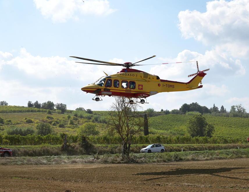Schianto auto contro camper: grave 22enne